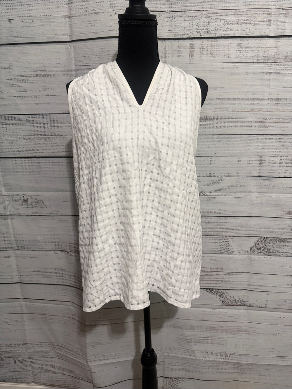 Women’s White Textured V-Neck Sleeveless Top